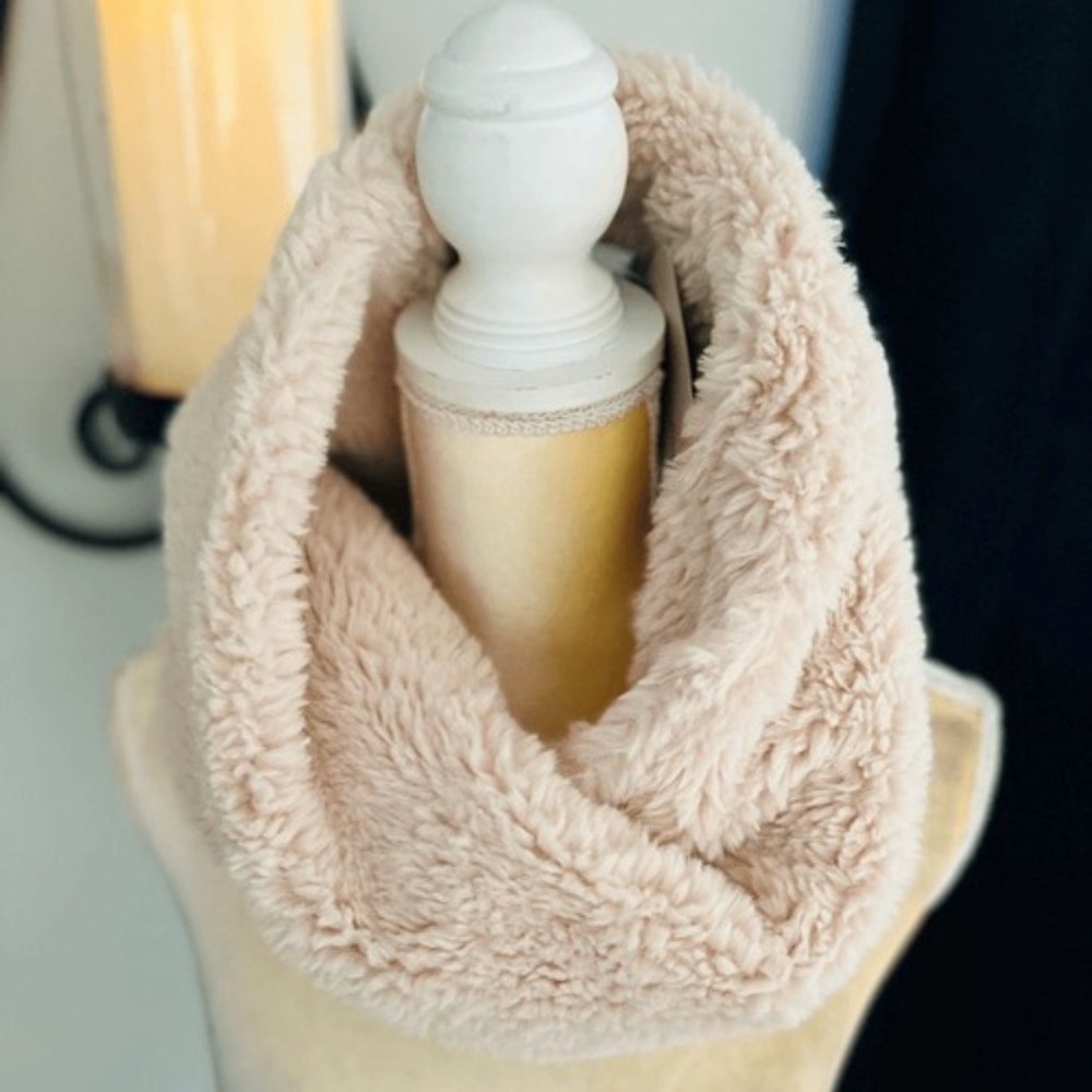 LA FIORENTINA‎ Faux Fur Shaggy Infinity Scarf, Beige, LUXURIOUS, NWT